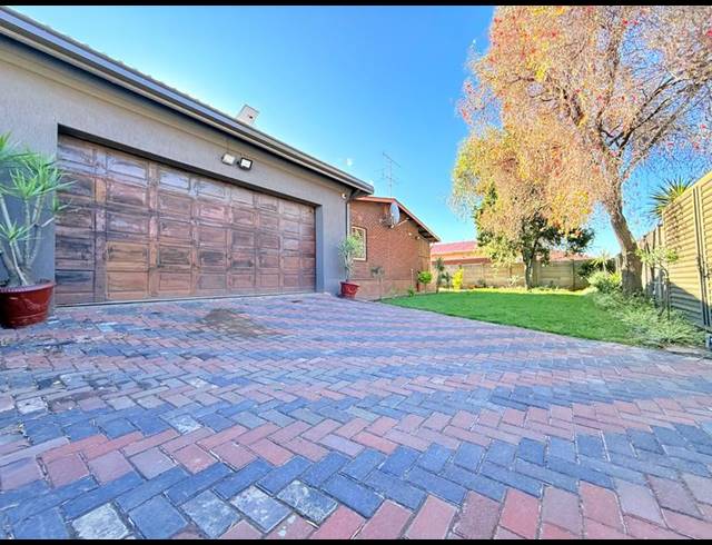 3 BEDROOM HOUSE FOR SALE IN VANDERBIJLPARK CE 3